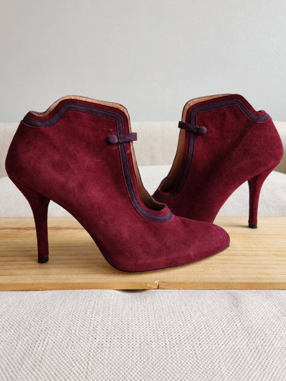 Sz 5.5 Stuart Weitzman Burgundy Suede Ankle-Strap Heels with Mauve Piping
